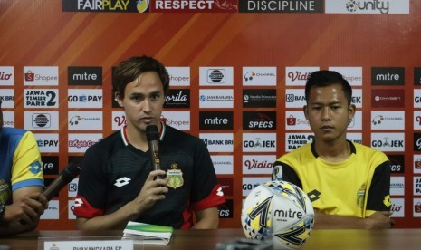 Pelatih Bhayangkara FC Paul Munster (kiri).