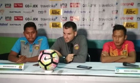 Pelatih Bhayangkara FC Simon Mc Menemy (tengah).