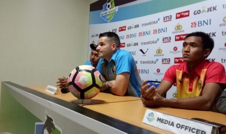 Pelatih Bhayangkara FC Simon McMenemy (tengah) saat jumpa pers setelah pertandingan menjamu Persela Lamongan di Stadion Patriot Candrabhaga, Bekasi, Jawa Barat, Jumat (27/10).