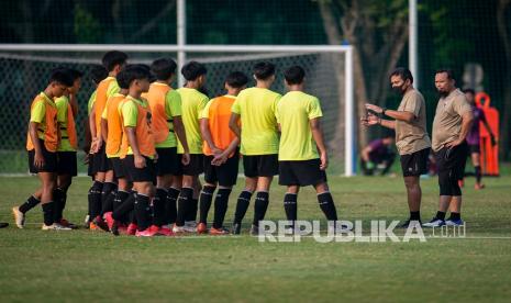 Pelatih Bima Sakti (kedua kanan) memberi arahan kepada para pesepak bola yang mengikuti seleksi masuk timnas U-16 di Lapangan D, Kompleks Gelora Bung Karno (GBK), Senayan, Jakarta, pekan ini.