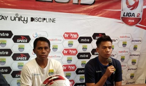 Pelatih Blitar Bandung United, Budiman Yunus (kiri) dan pemain Blitar Bandung United Wildan Ramdani di Graha Persib, Jalan Sulanjana, Kota Bandung, Senin (16/9).