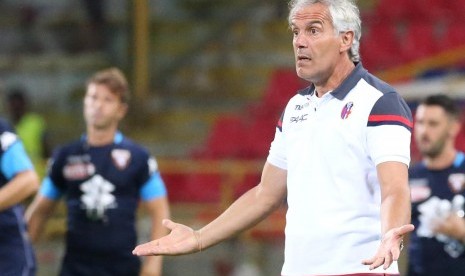 Pelatih Bologna, Roberto Donadoni.