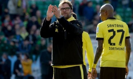 Pelatih Borrusia Dortmund Jurgen Klopp (kiri)