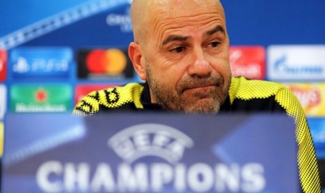 Pelatih Borussia Dortmund Peter Bosz (kiri) menjelang laga melawan APOEL Nicosia pada penyisihan Grup H Liga Champions 2017/2018 di Stadion GSP, Nicosia, Cyprus, Rabu (17/10) dini hari WIB. 