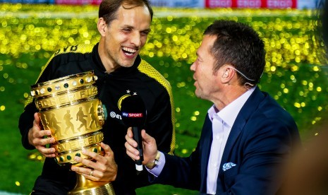 Pelatih Borussia Dortmund, Thomas Tuchel (kiri) setelah timnya berhasil menjuarai DFB Pokal, Ahad (28/5) dini hari WIB.