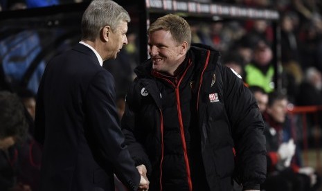 Pelatih Bournemouth, Eddie Howe bersalaman dengan pelatih Arsenal, Arsene Wenger sebelum laga Liga Primer di stadion Dean Court, Rabu (4/1) dini hari WIB. Laga berakhir imbang 3-3.