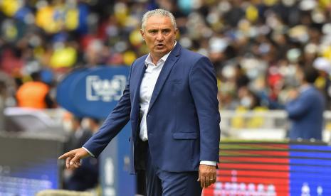 Pelatih Brasil Tite menyaksikan pertandingan kualifikasi Piala Dunia FIFA Qatar 2022.