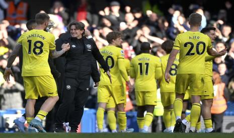 Pelatih Brentford Thomas Frank (dua kiri) bersama para pemainnya usai menahan imbang 0-0 Tottenham Hotspur dalam lanjutan Liga Primer Inggris, Ahad (24/4/2022) dini hari WIB.