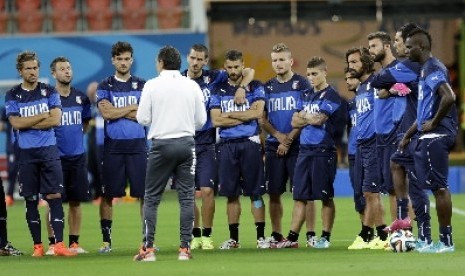 Pelatih Cesare Prandelli memberikan pengarahan kepada pemain timnas Italia saat latihan di Manaus, Jumat (13/6).