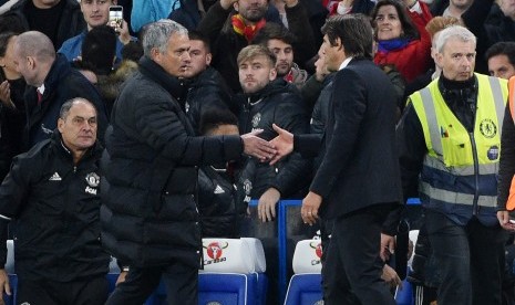 Pelatih Chelsea, Antonio Conte (kanan) dan pelatih Manchester United, Jose Mourinho.