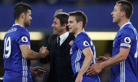 Pelatih Chelsea Antonio Conte (kedua kiri) bersama para pemainnya setelah mengalahkan Middlesbrough, Selasa (9/5).