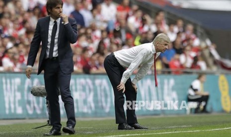 Pelatih Chelsea Antonio Conte (kiri) dan pelatih Arsenal Arsene Wenger tampak tegang menyaksikan anak asuhnya pada pertandingan Final FA Cup di Webley Stadium, Inggris, Ahad (28/5) dini hari.