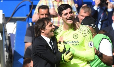 Pelatih Chelsea Antonio Conte (kiri) dan Thibaut Courtois (kanan).