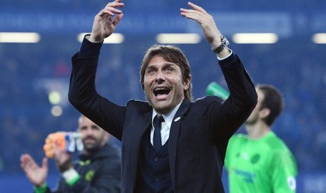 Pelatih Chelsea, Antonio Conte merayakan kemenangan Chelsea atas Watford di Stamford Bridge, Selasa (16/5) dini hari WIB. Chelsea menang 4-3.