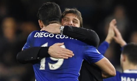 Pelatih Chelsea, Antonio Conte (tengah) memeluk Diego Costa seusai laga lawan Stoke City di Stamford Bridge, Sabtu (31/12). Chelsea menang 4-2.