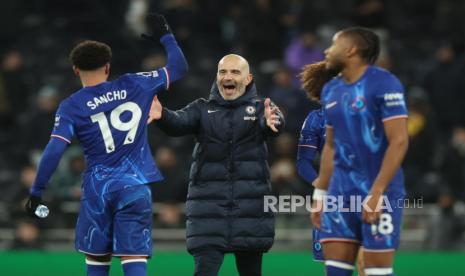 Pelatih Chelsea Enzo Maresca (tengah) memberi selamat kepada Jadon Sancho setelah timnya memenangkan pertandingan sepak bola Liga Primer Inggris atas Tottenham Hotspur di Stadion Tottenham Hotspur, London, Senin (9/12/2024) dini hari WIB.