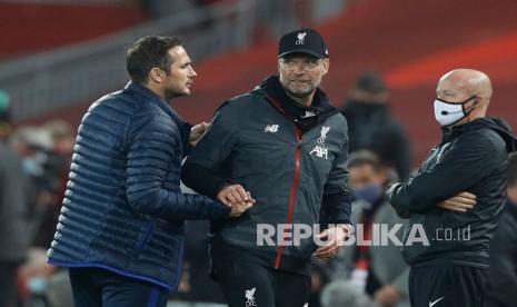 Pelatih Chelsea Frank Lampard berjabat tangan dengan pelatih Liverpool Juergen Klopp setelah pertandingan sepak bola Liga Primer Inggris antara Liverpool dan Chelsea di Stadion Anfield di Liverpool, Inggris, Rabu (22/7/2020). 