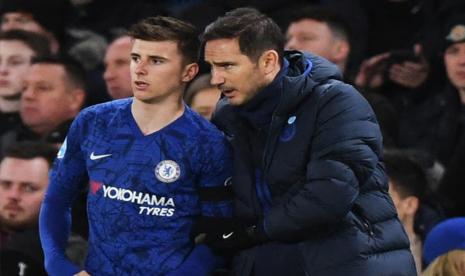 Pelatih Chelsea Frank Lampard dan pemain mudanya Mason Tony Mount. 