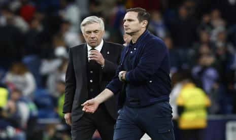 Pelatih Chelsea Frank Lampard (kanan) berjalan bersama Pelatih Real Madrid Carlo Ancelotti di Bernabeu, Kamis (13/4/2023). 