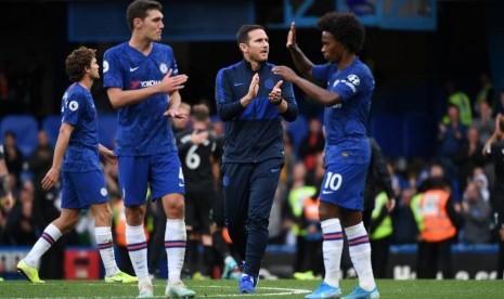 Pelatih Chelsea Frank Lampard (kedua kanan) bertepuk tangan seusai timnya mengalahkan Brighton and Hove Albion 2-0 di Stamford Bridge, Sabtu (28/9).