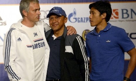 Pelatih Chelsea, Jose Mourinho berbincang dengan pelatih BNI Indonesia All Star, Rahmad Darmawan. 