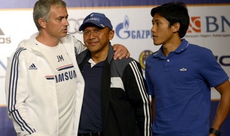    Pelatih Chelsea Jose Mourinho (kiri) berbincang dengan pelatih Rahmad Darmawan (tengah) dan pemain timnas Indonesia Ahmad Bustomi (kanan) seusai konferensi pers di Jakarta, Selasa (23/7).    