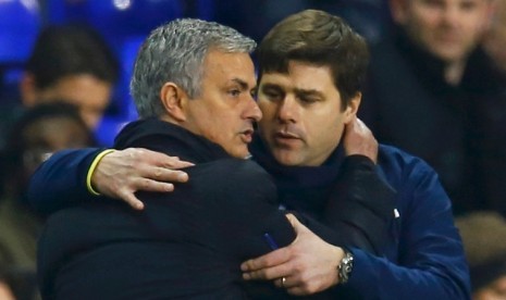 Pelatih Chelsea Jose Mourinho (kiri) memeluk pelatih Tottenham Hotspur Maurico Pochettino, Jumat (2/1) WIB.