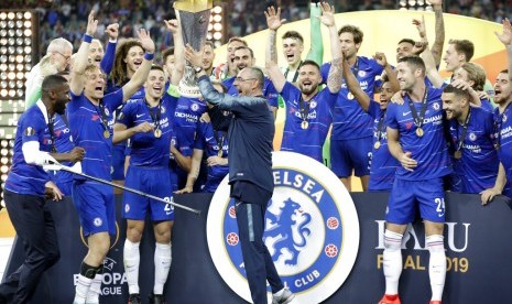 Pelatih Chelsea Maurizio Sarri mengangkat trofi setelah memenangkan final Liga Europa melawan Arsenal di stadium di Baku, Azerbaijan, Kamis (30/5).