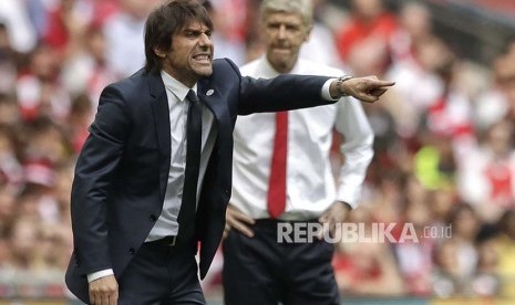 Pelatih Chelsea Antonio Conte (kiri) mengatur timnya.