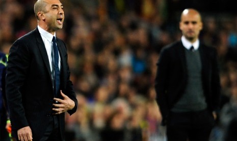 Pelatih Chelsea, Roberto Di Matteo di depan pelatih Barcelona, Pep Guardiola saat laga kedua semifinal Liga Champion di Camp Nou, Barcelona, Spanyol, Rabu (24/4).