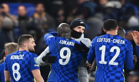 Pelatih Chelsea Thomas Tuchel (kedua kanan) memeluk Romelu Lukaku usai mengalahkan Tottenham Hotspur 2-0 pada leg pertama semifinal Piala Carabao (Piala Liga Inggris) di  Stamford Bridge, Kamis (6/1/2022) dini hari WIB.