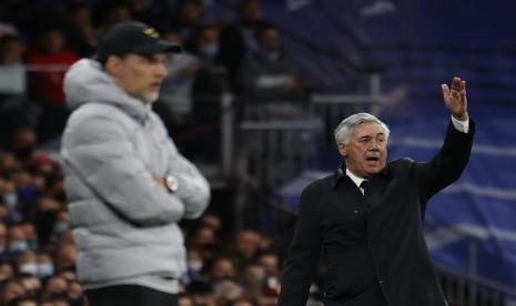 Pelatih Chelsea Thomas Tuchel (kiri) dan pelatih Real Madrid Carlo Ancelotti adu taktik pada leg kedua perempat final Liga Champions di Santiago Bernabeu, Rabu (13/4/2022). 