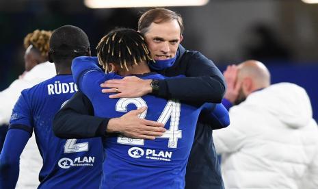 Pelatih Chelsea Thomas Tuchel memeluk Reece James setelah mengalahkan Real Madrid 2-0 pada leg kedua semifinal Liga Champions di Stamford Bridge, Kamis (6/5) dini hari WIB.