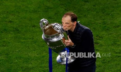 Pelatih Chelsea Thomas Tuchel mencium piala setelah memenangkan pertandingan final Liga Champions melawan Manchester City di Stadion Dragao di Porto, Portugal, Ahad (30/5) pagi WIB.