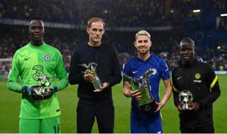 Pelatih dan pemain Chelsea menerima penghargaan dari UEFA.