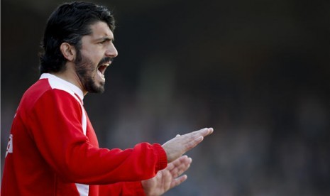 Pelatih dan pemain FC Sion, Gennaro Gattuso, memberikan instruksi saat timnya menghadapi Lausanne-Sport di laga Liga Super Swiss di Sion pada Ahad (10/3).  