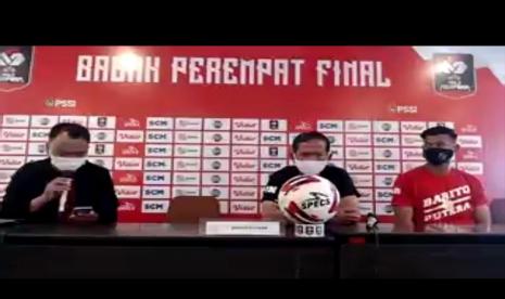 Pelatih dan pemain Barito Putera memberikan keterangan terkait persiapan melawan Persija Jakarta di perempat final Piala Menpora 2021 dalam konferensi pers (konpers) daring, Jumat (9/4). 