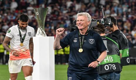 Pelatih David Moyes setelah menerima pengalungan medali juara UEFA Conference League. 