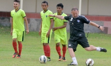 Pelatih Dejan Antonic (kanan) dalam latihan Pelita Bandung Raya