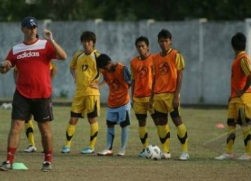 Pelatih Deltras Sidoarjo, Peter Jorge Steinebrunner (kiri), memberikan instruksi kepada para pemain saat latihan di Lapangan Jenggolo, Sidoarjo.