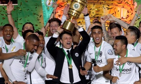 Pelatih Eintracht Frankfurt, Niko Kovac, bersama anak-anak asuhnya melakukan selebrasi juara Piala Jerman. 