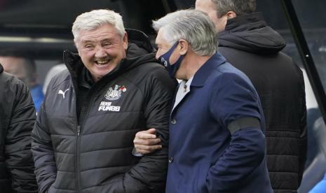 Pelatih Everton, Carlo Ancelotti (kanan) berbincang dengan pelatih Newcastle, Steve Bruce pada laga lanjuta Liga Primer Inggris, di St James Park, Ahad (1/11). Everton kalah 1-2.