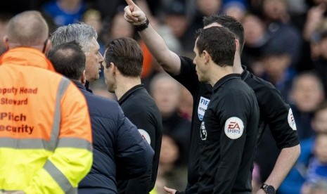 Pelatih Everton Carlo Ancelotti saat dikartu merah wasit Chris Kavanagh.