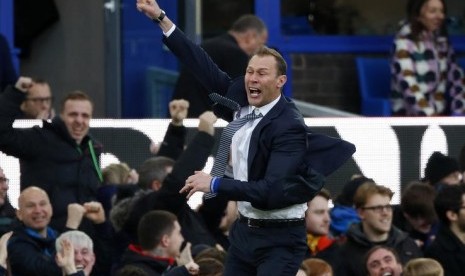 Pelatih Everton Duncan Ferguson berselebrasi saat timnya menang 3-1 atas Chelsea.