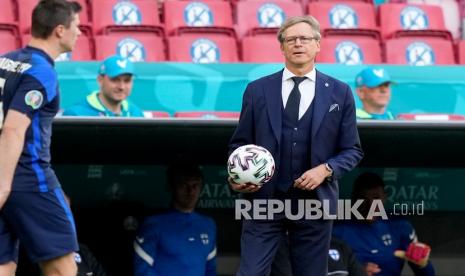 Pelatih Finlandia Markku Kanerva saat pertandingan grup B kejuaraan sepak bola Euro 2020 antara Denmark dan Finlandia di stadion Parken di Kopenhagen, Sabtu (12/6).