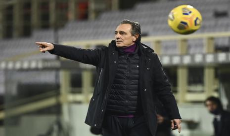 Pelatih Fiorentina Cesare Prandelli meneriakkan instruksi kepada para pemainnya selama pertandingan sepak bola Serie A antara Fiorentina dan Inter Milan, di Stadion Artemio Franchi di Florence, Italia, Jumat, 5 Februari 2021. 