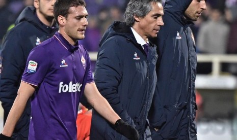 Pelatih Fiorentina, Paulo Sosa (kedua kanan) berjalan ke luar lapangan stadion Artemio Franchi seusai laga lawan Torino, Selasa (28/2) dini hari WIB. Laga berakhir imbang 2-2.