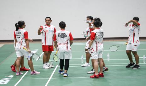 Manajer tim bulu tangkis Indonesia Prasetyo Restu Basuki (kedua kiri) memberi arahan kepada para pemainnya saat berlatih di Gedung Kementerian Pertahanan Thailand di Bangkok, Thailand. Timnas bulu tangkis Indonesia mengirimkan 18 wakilnya untuk berlaga pada ajang BWF Super 300 Thailand Masters 2023. Turnamen itu digelar di Bangkok pada 31 Januari-5 Februari 2023. 