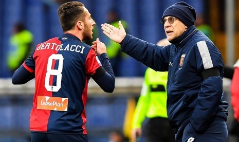 Pelatih Genoa Davide Ballardini (kanan) memberikan instruksi kepada pemainnya saat melawan AC Milan.