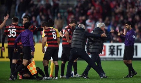 Pelatih Guangzhou Evergrande, Marcello Lippi (duak kanan) memprotes wasit yang menganjar kartu merah pada pemainnya saat menghadapi Western Sydney Wanderers di leg pertama babak perempat final Liga Champions Asia di Sydney, Australia, Rabu (20/8). 